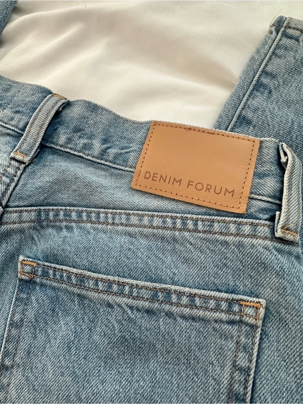 Aritzia Denim Forum Farrah High Rise Jeans in excellent condition size 25